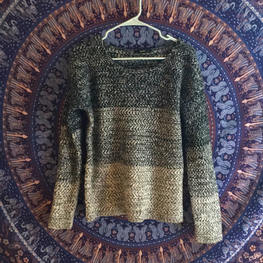 Women’s long sleeve black and white sweater!